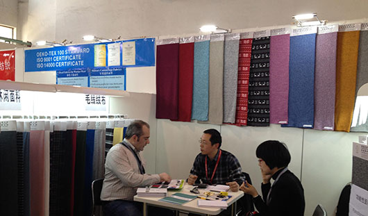 面料展上，一家印花雙面絨面料制造商成功吸引了外國(guó)友人的注意
